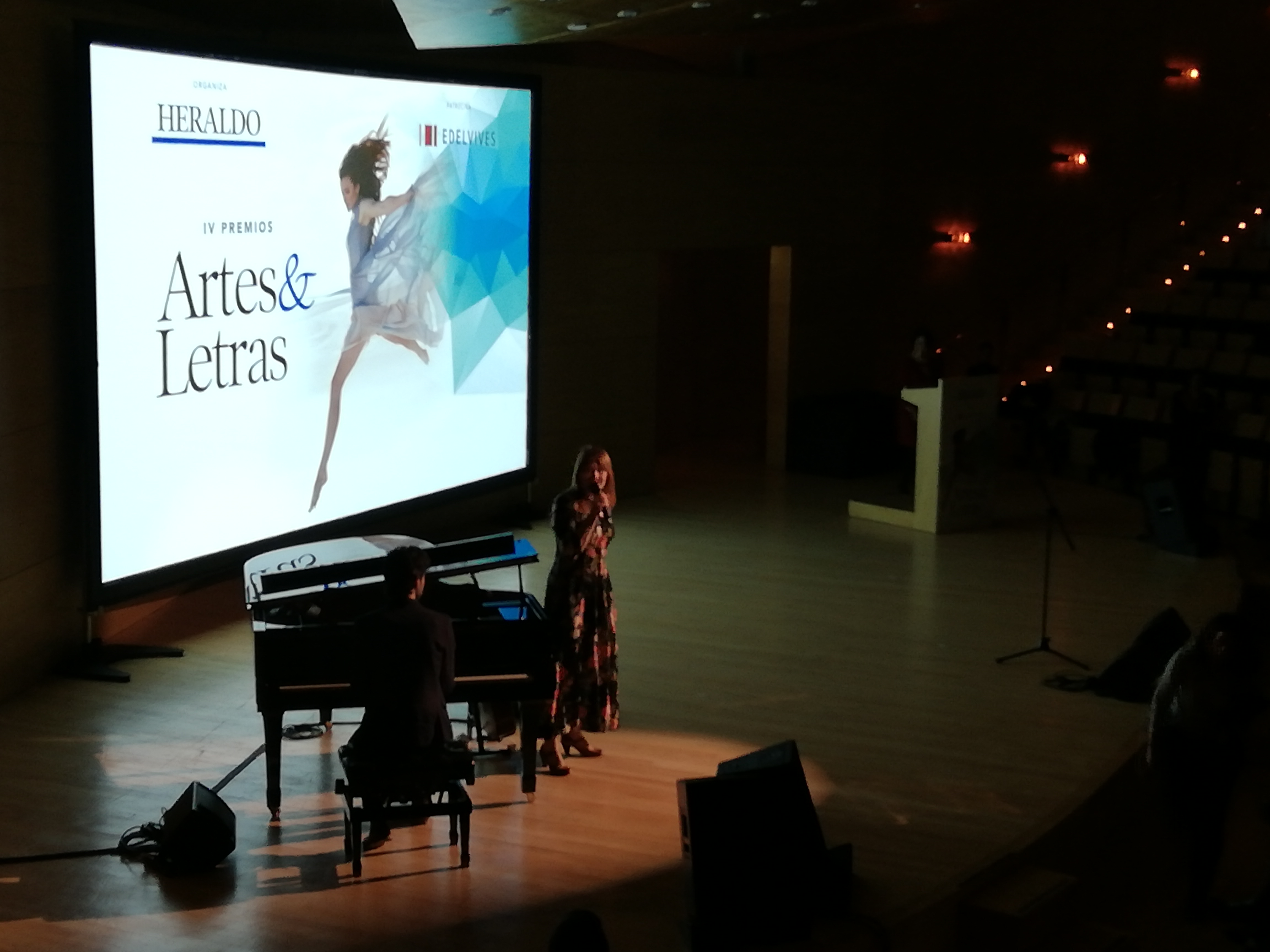 Mª José Hernández, ganadora del Premio Música Aragonesa, puso el broche final con su actuación.