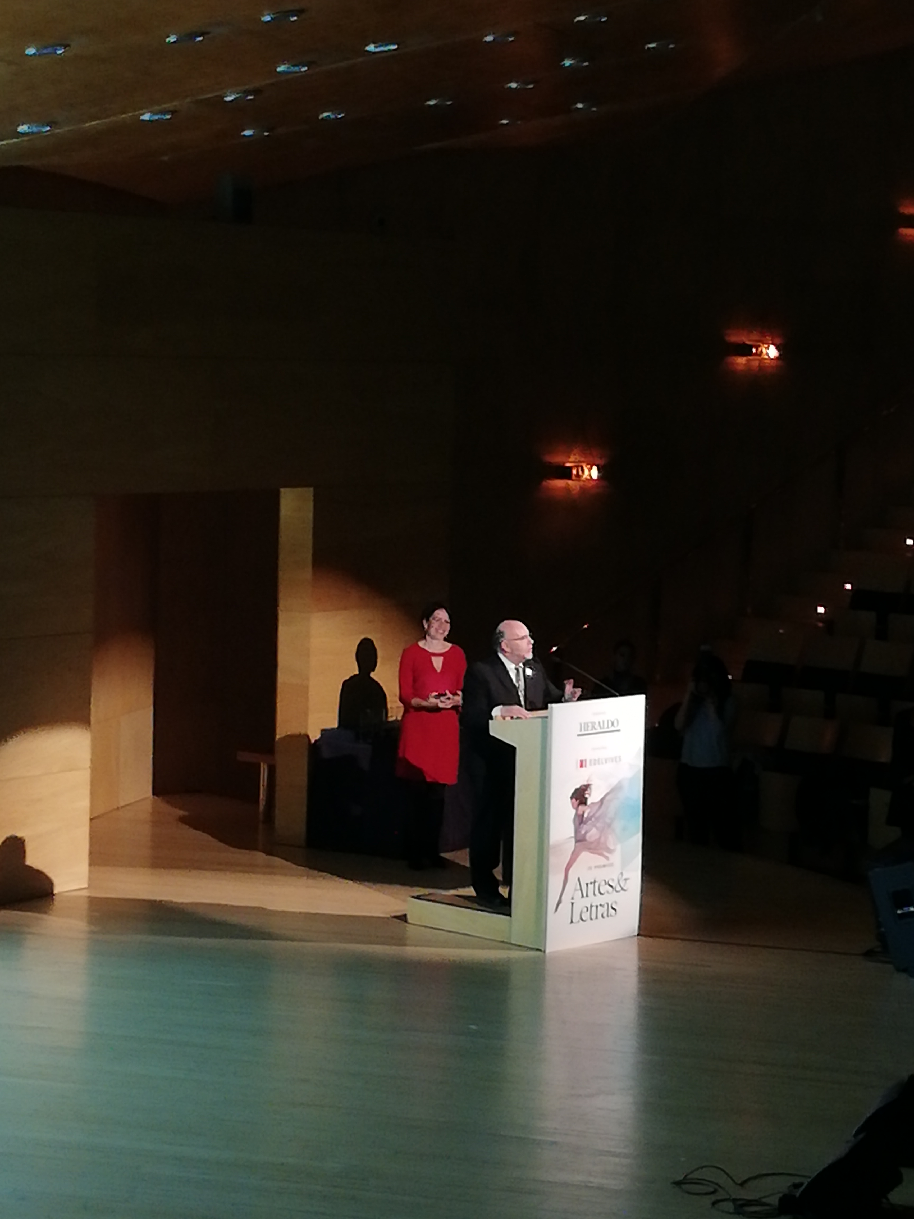 Antón Castro, director del Suplemento Artes y Letras, inaugurando los IV Premio de la revista