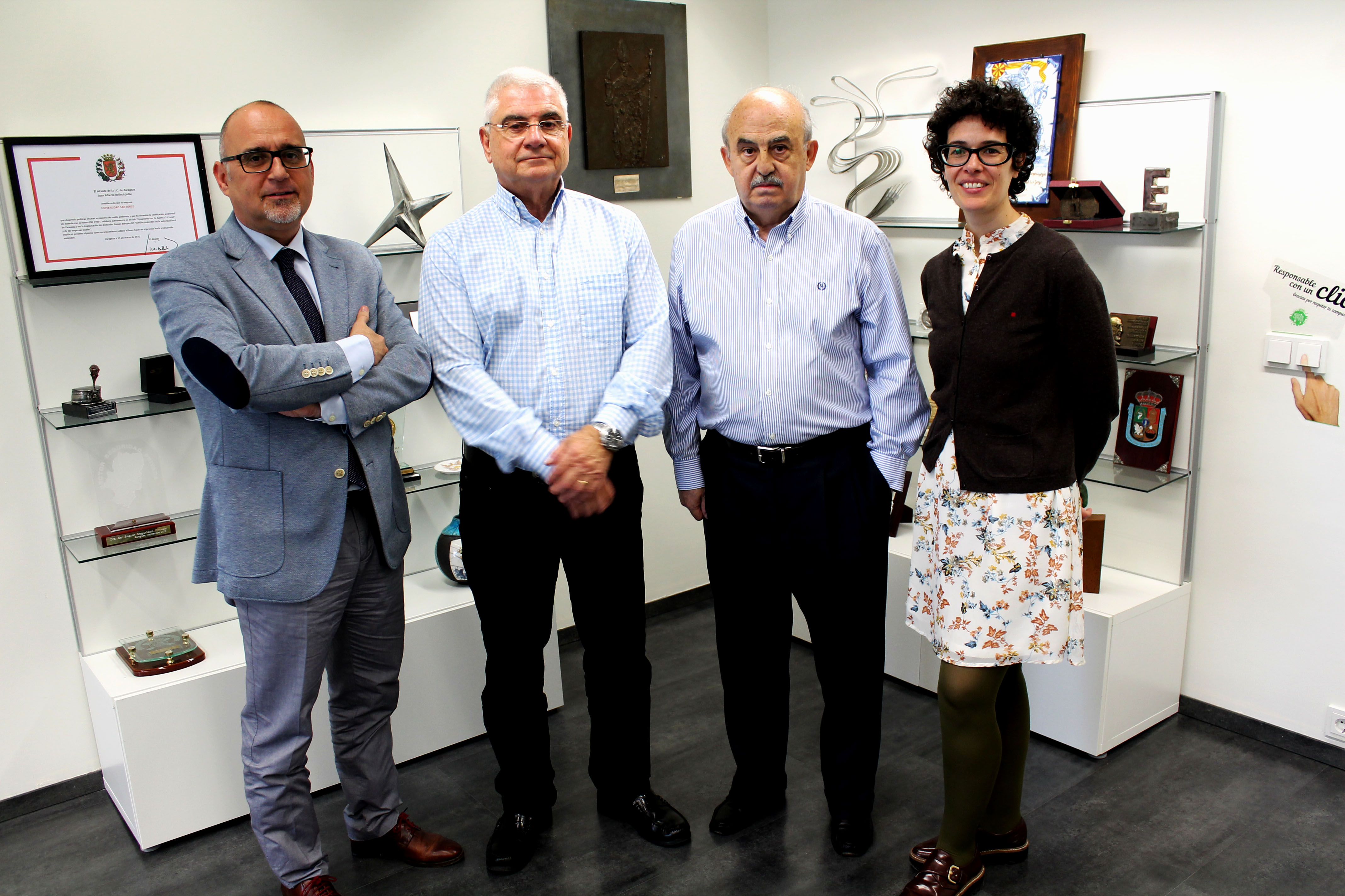 De izq. a der.: José Manuel Murgoitio, Secretario General de la Universidad San Jorge; Don Ángel García de Jalón Comet, hijo de Jalón Ángel y presidente del Patronato del Grupo San Valero; Luis Ramón Díez Blanco, propietario de la donación; y Pilar Irala, directora del Archivo Fotográfico Jalón Ángel.