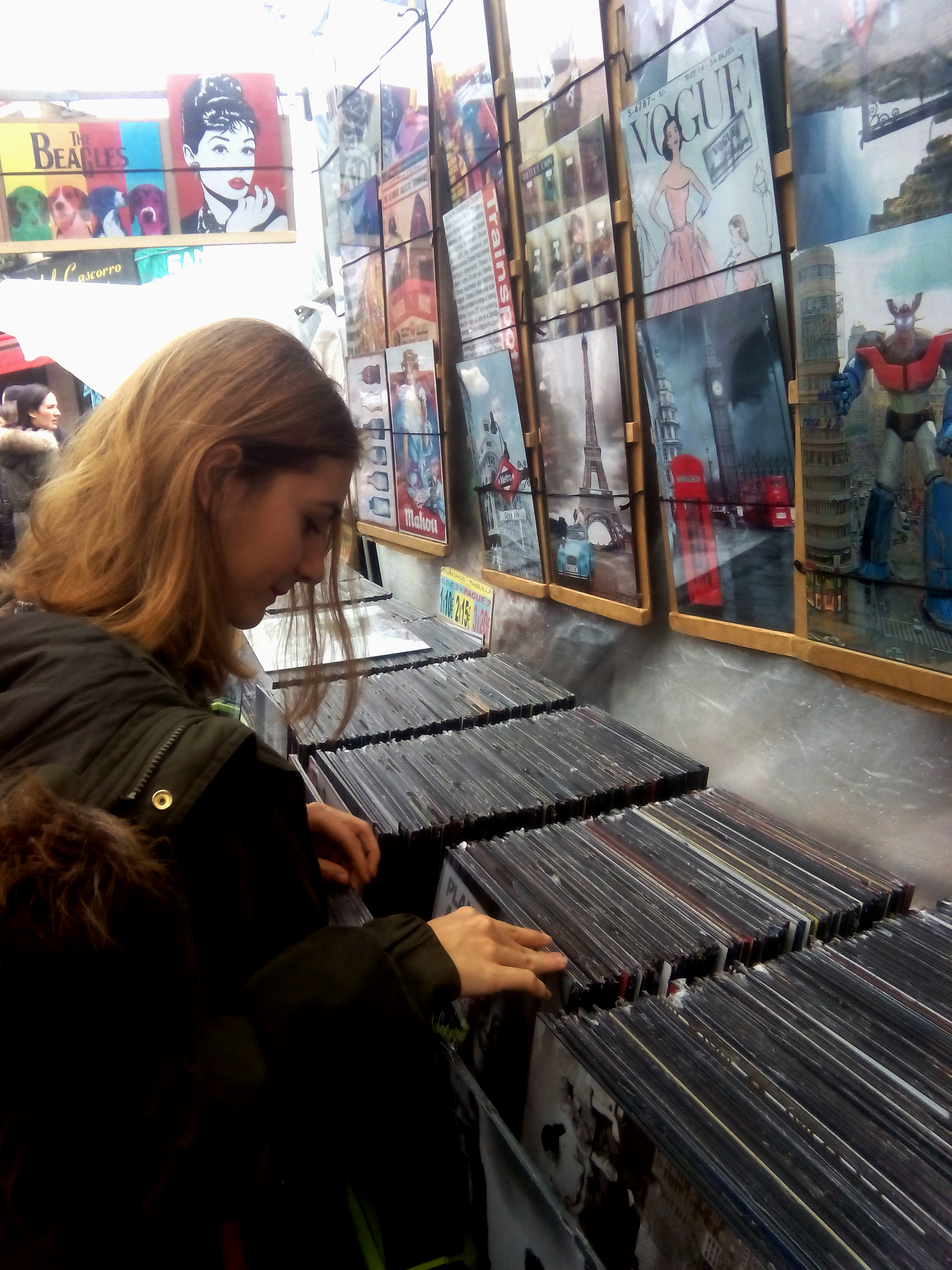 Marina Cañaveras comprando fotografías antiguas en el Mercado de Madrid