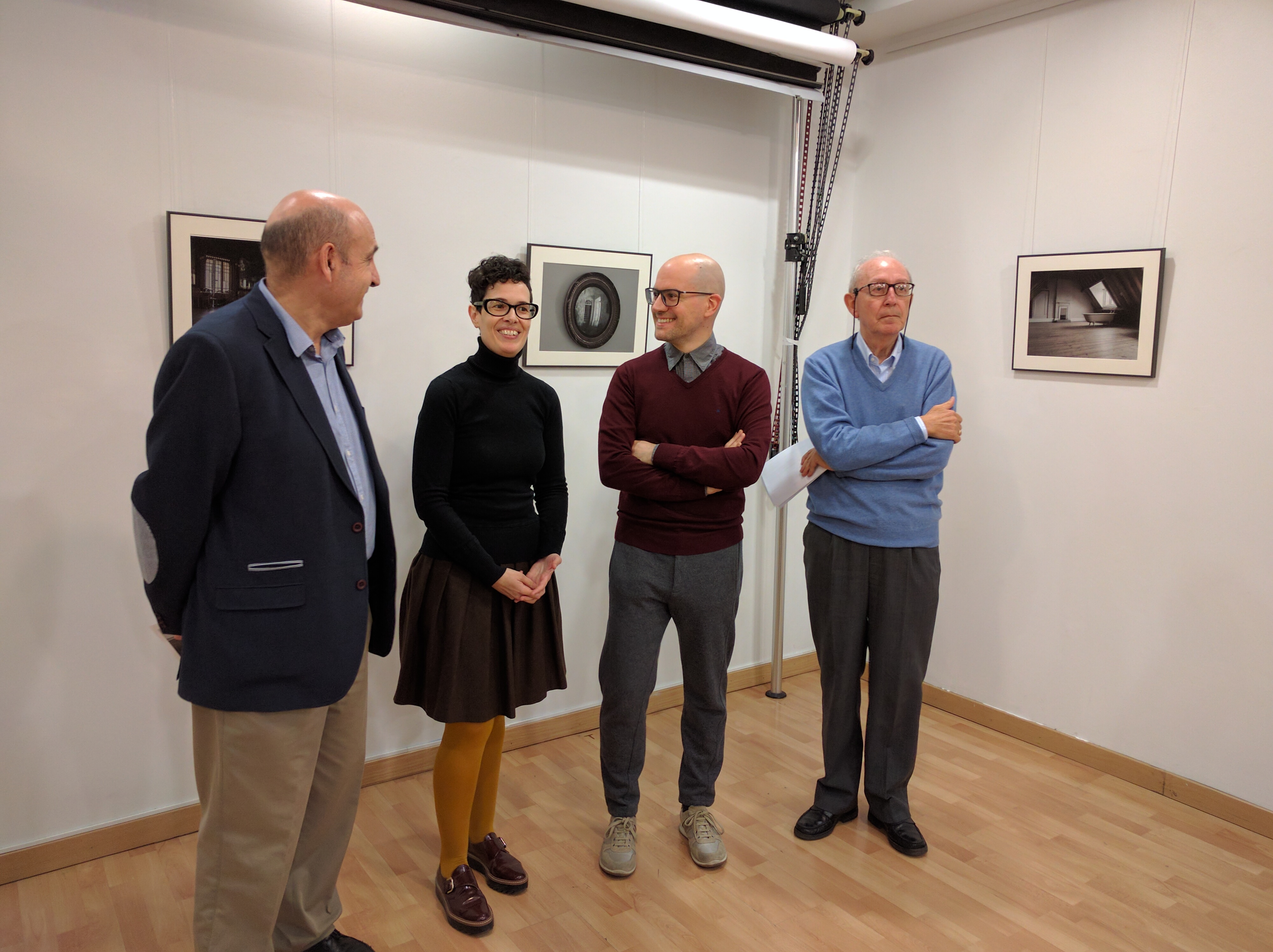 De izq. a der.: Antonio Morón, representante de la Confederación Española de Fotografía; Pilar Irala, co-fundadora y directora del colectivo animAmusicae; Gonzalo Arruego, co-fundador y director del colectivo animAmusicae; y Santiago Choliz, Vicepresidente de la Real Sociedad Fotográfica de Zaragoza en la inauguración de la exposición “The Upside Down”