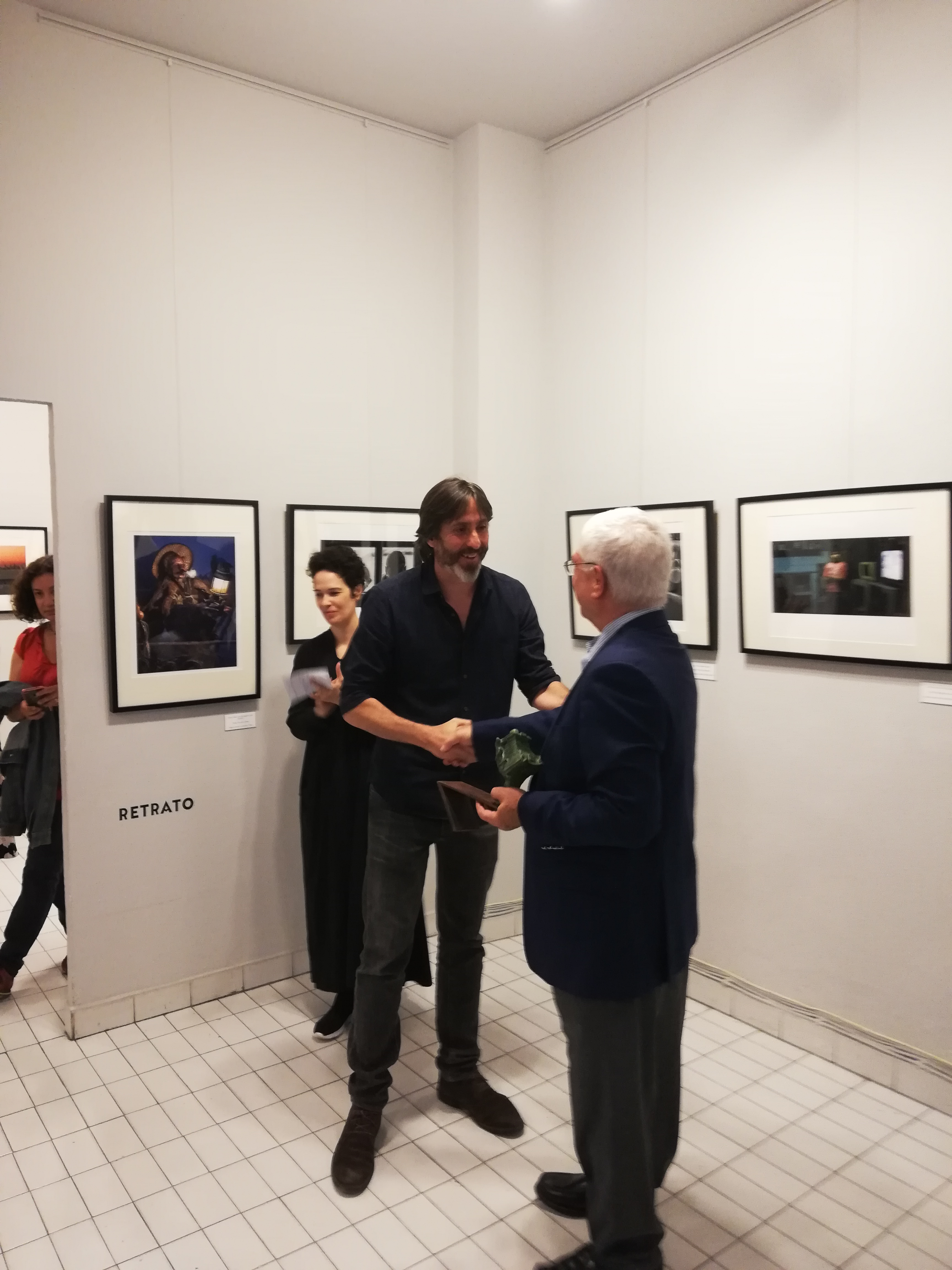 Jesús Chacón, ganador del V Premio Internaciónal de Fotografía Jalón Ángel, en la sección Retrato, recibiendo el trofeo de la mano de Ángel García de Jalón, presidente del Grupo San Valero