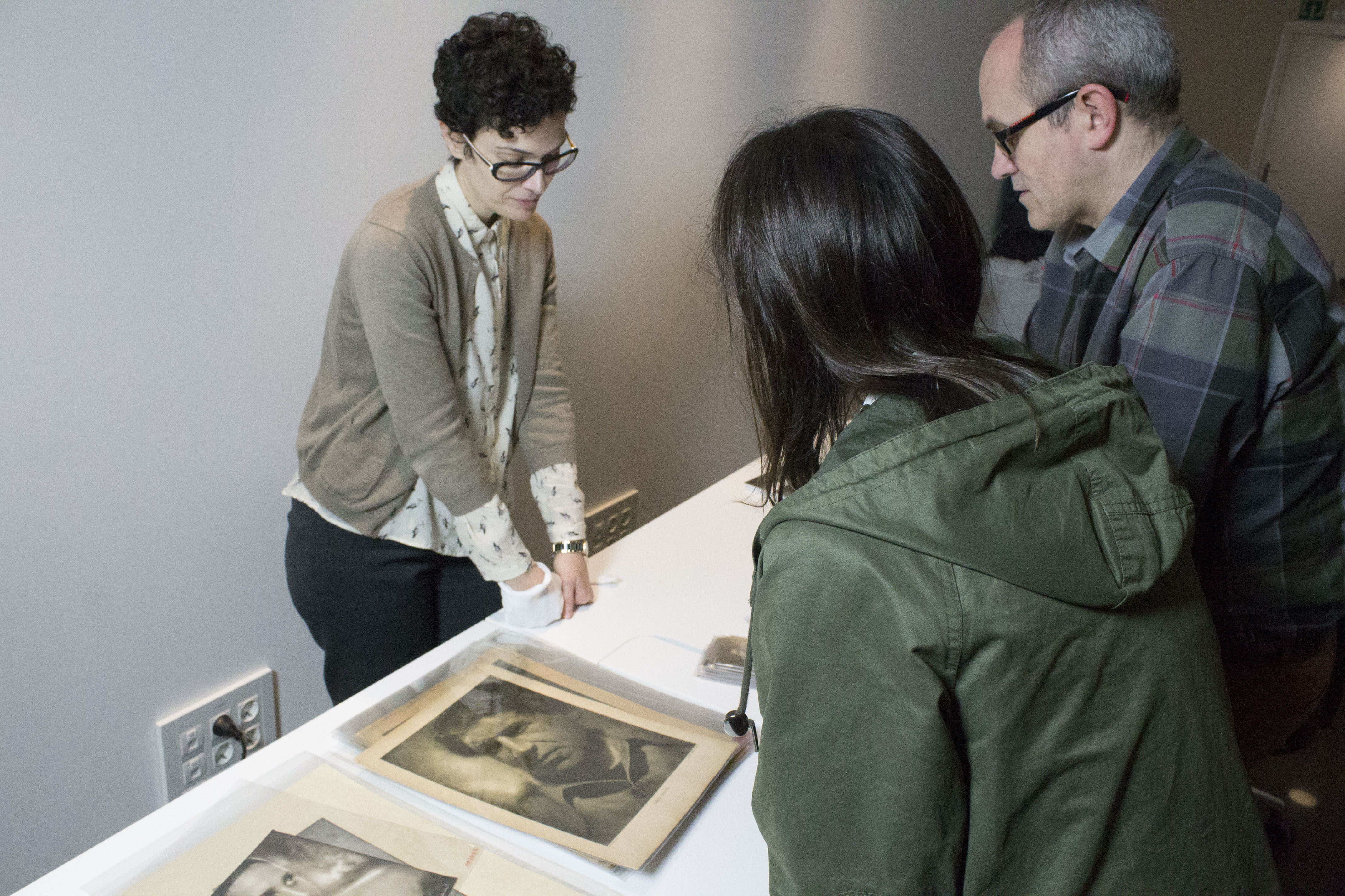 La directora del Archivo Jalón Ángel, Pilar Irala, junto al conservador del museo, Ignacio Miguelíz y la encargada de gestión curatorial, Laura Torres