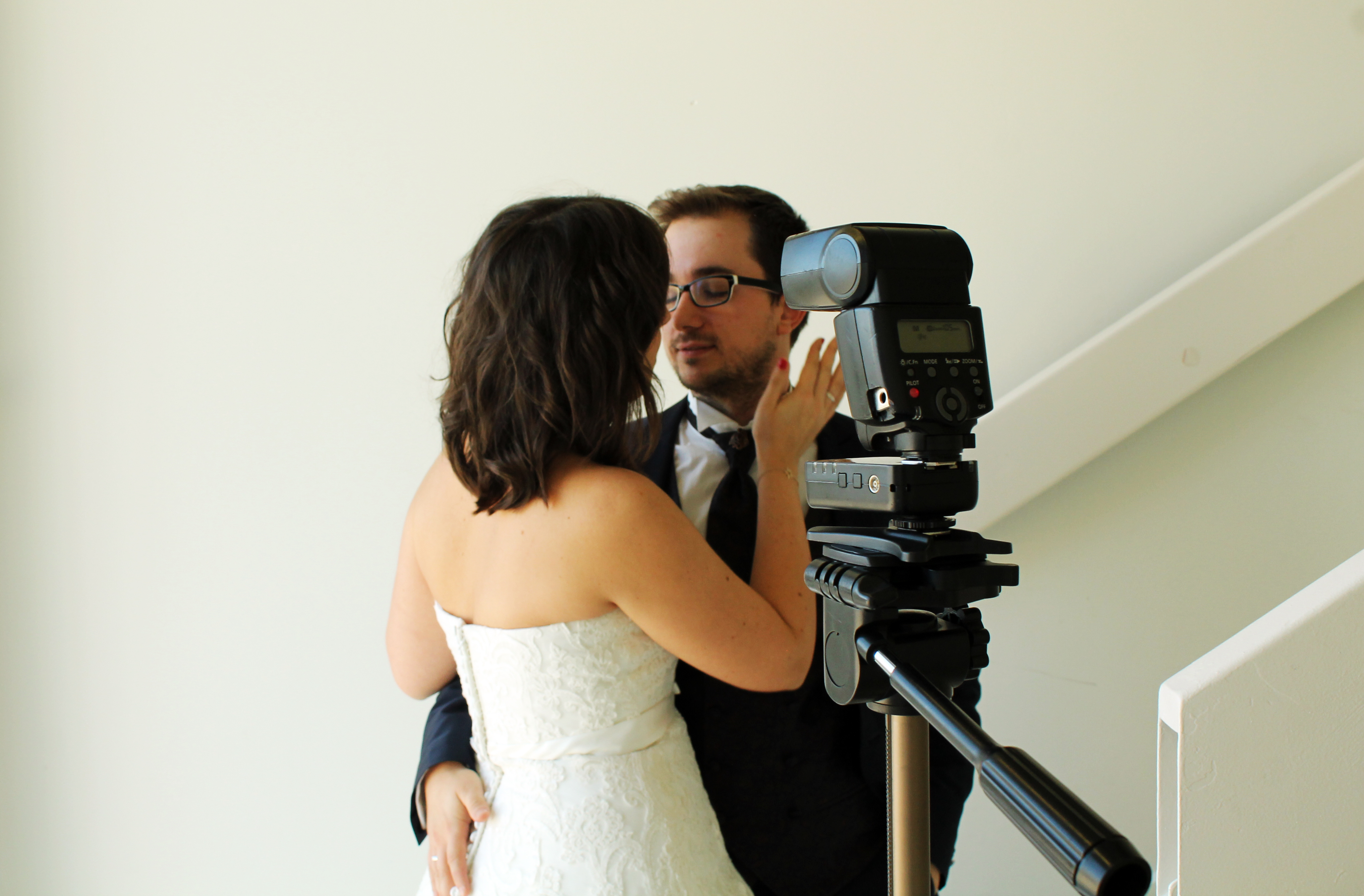 Carlos Santanatalia realizando una sesión de fotos a la pareja Laura Escolar y Alejandro Romeo