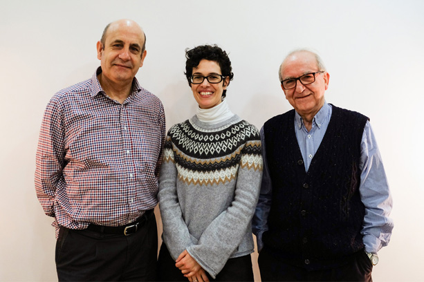 De izq. a der.: Antonio Morón, delegado de la RSFZ en la Confederación Española de Fotografía; Pilar Irala-Hortal, directora del Archivo Jalón Ángel; y Julio Sánchez, presidente de la RSFZ.
