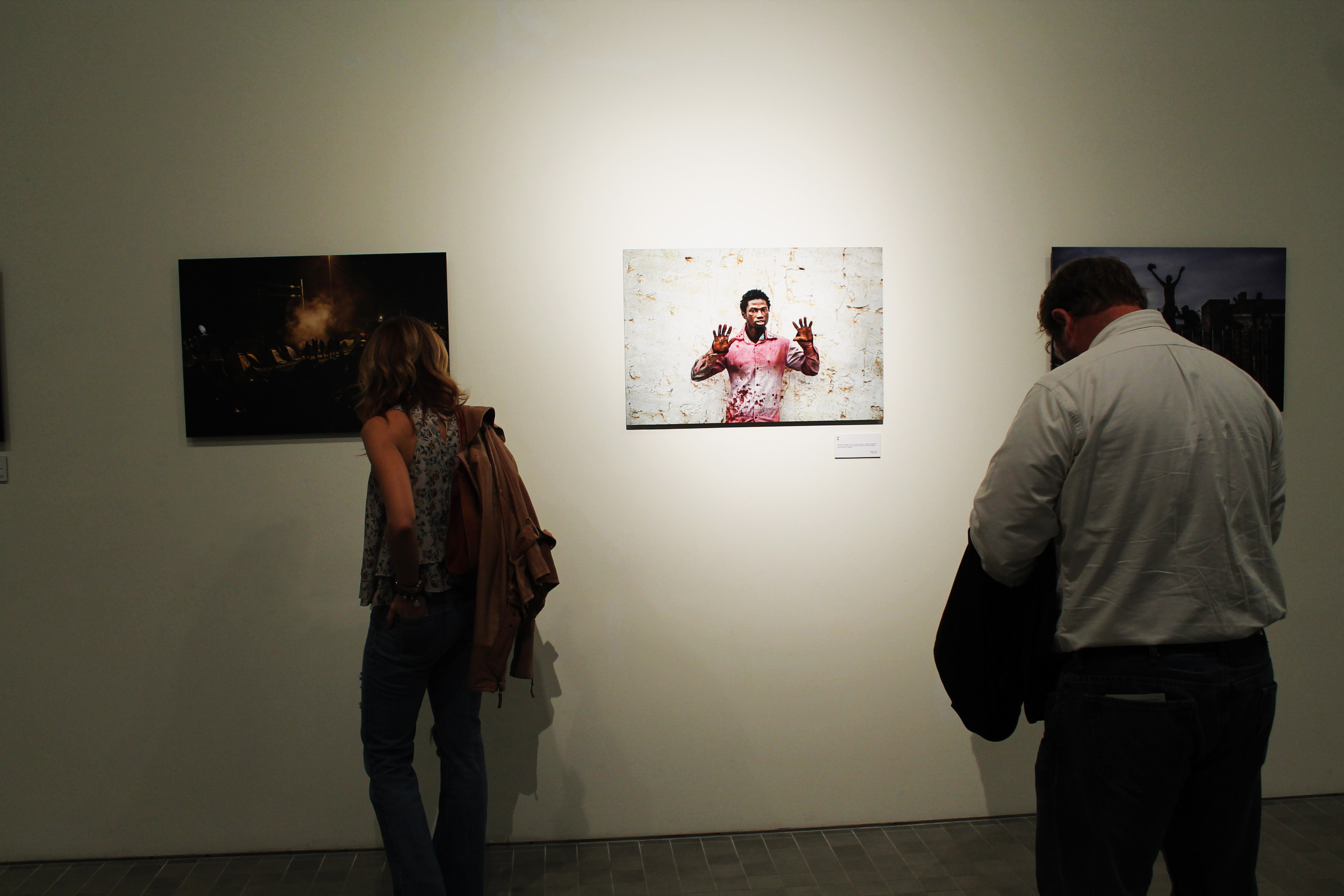 Profesores de Periodismo de la USJ visitando la exposición "Mare Nostrum"