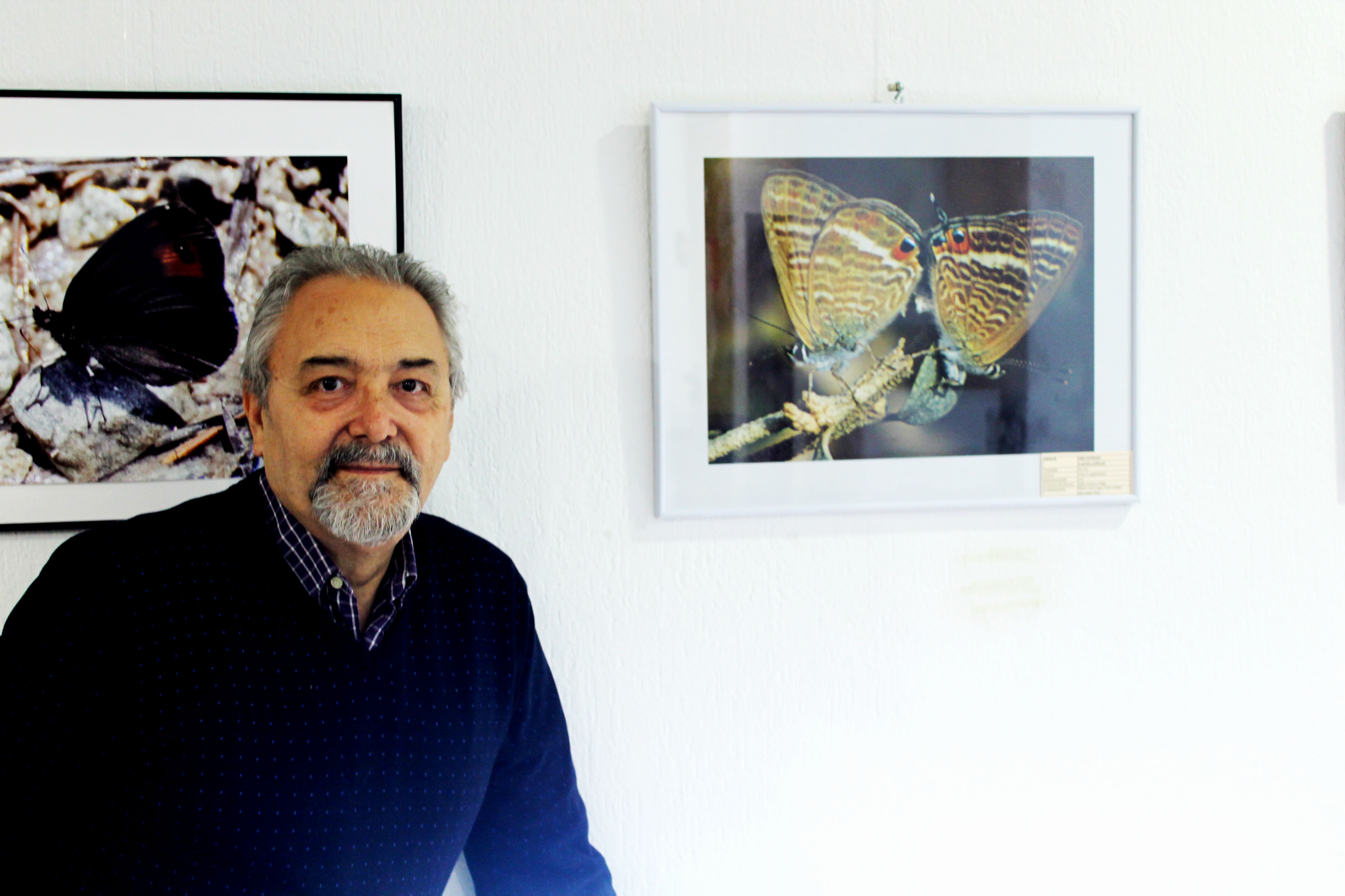 Raimundo Ponz delante de una de sus fotografías