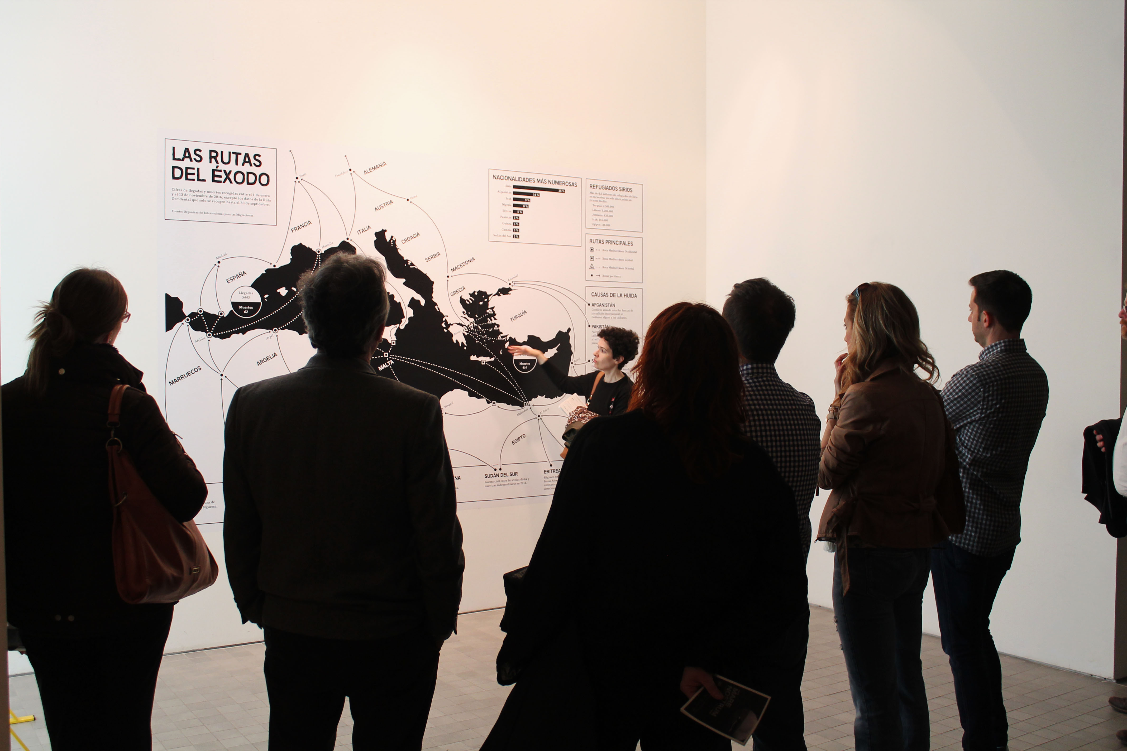Profesores del Grado de Periodismo de la Universidad San Jorge realizan una visita guiada por la comisaria y directora del archivo Jalón Ángel, Pilar Irala-Hortal