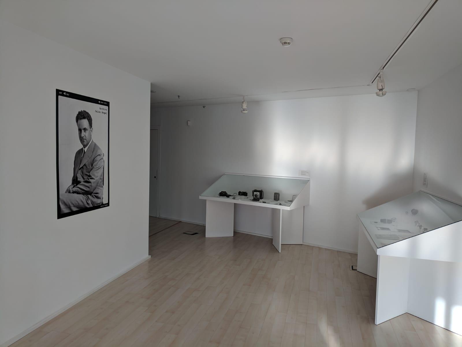 Vitrinas de la exposición con material de Jalón Ángel
