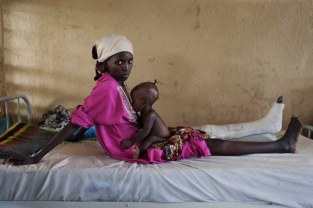 Mujer secuestrada por Boko Haram y su hijo se recuperan en el Federal Medical Center de Yola, después de ser rescatados por el ejército en el bosque Sambisa. Nigeria 2015.