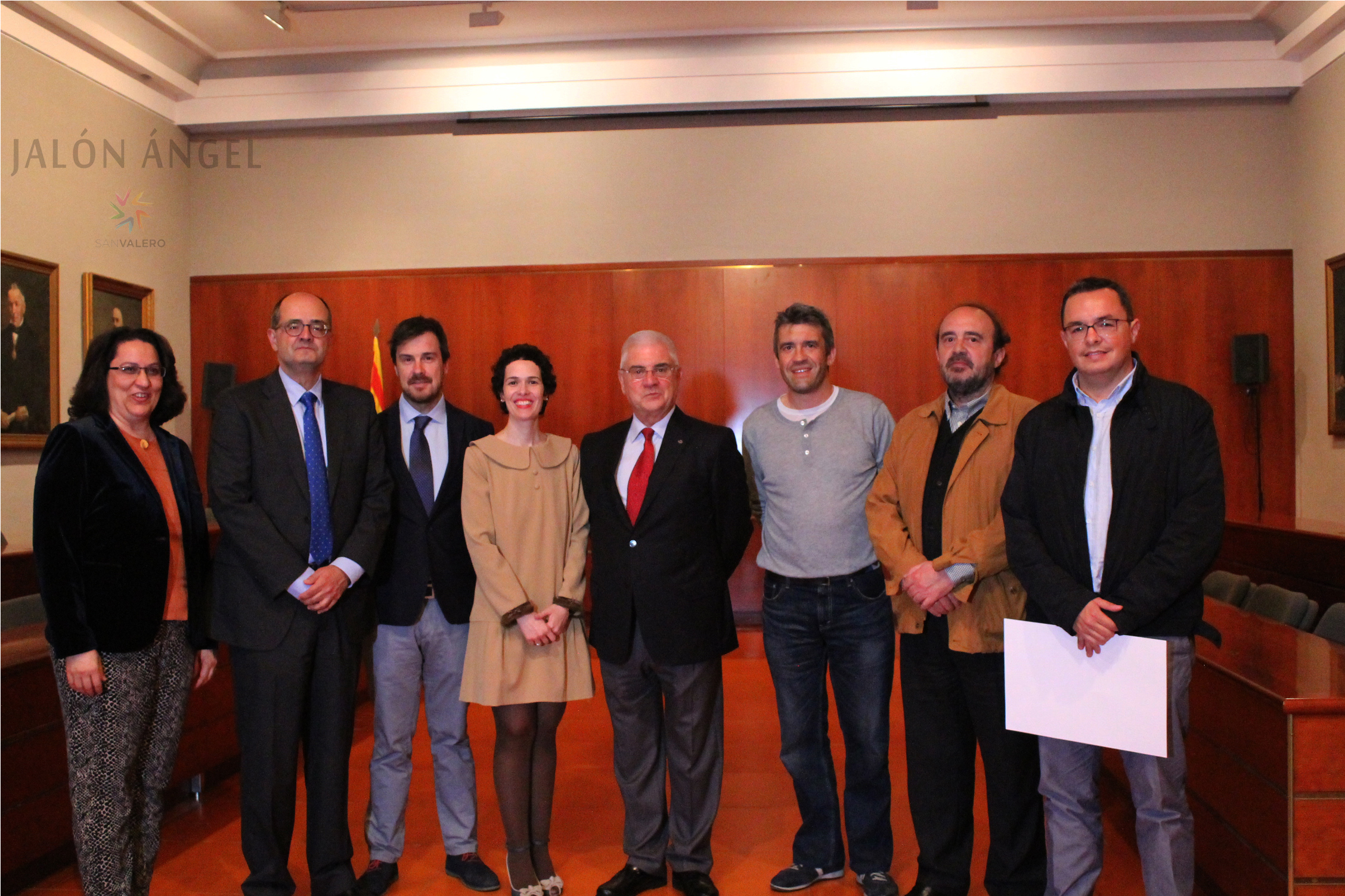 De izq. a der: El rector de la Universidad San Jorge, Don Carlos Pérez Caseiras; el director del Museo de Zaragoza, Julio Ramon; la directora del Archivo Fotográfico Jalón Ángel, Pilar Irala; el presidente del Grupo San Valero, Dón Ángel García de Jalón Comet; el autor de las fotografía de retrato, Javier Camacho; el autor de las fotografías de viajes, Manuel Muñoz; y el ganador del II Premio de Fotografía Jalón Ángel, José Luis Moreno.