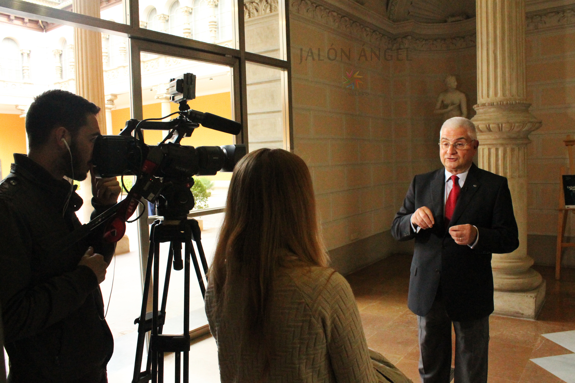 El presidente del Grupo San Valero e hijo del fotógrafo Jalón Ángel, Ángel García de Jalón Comet, ofreciendo una entrevista en el acto de inauguración.