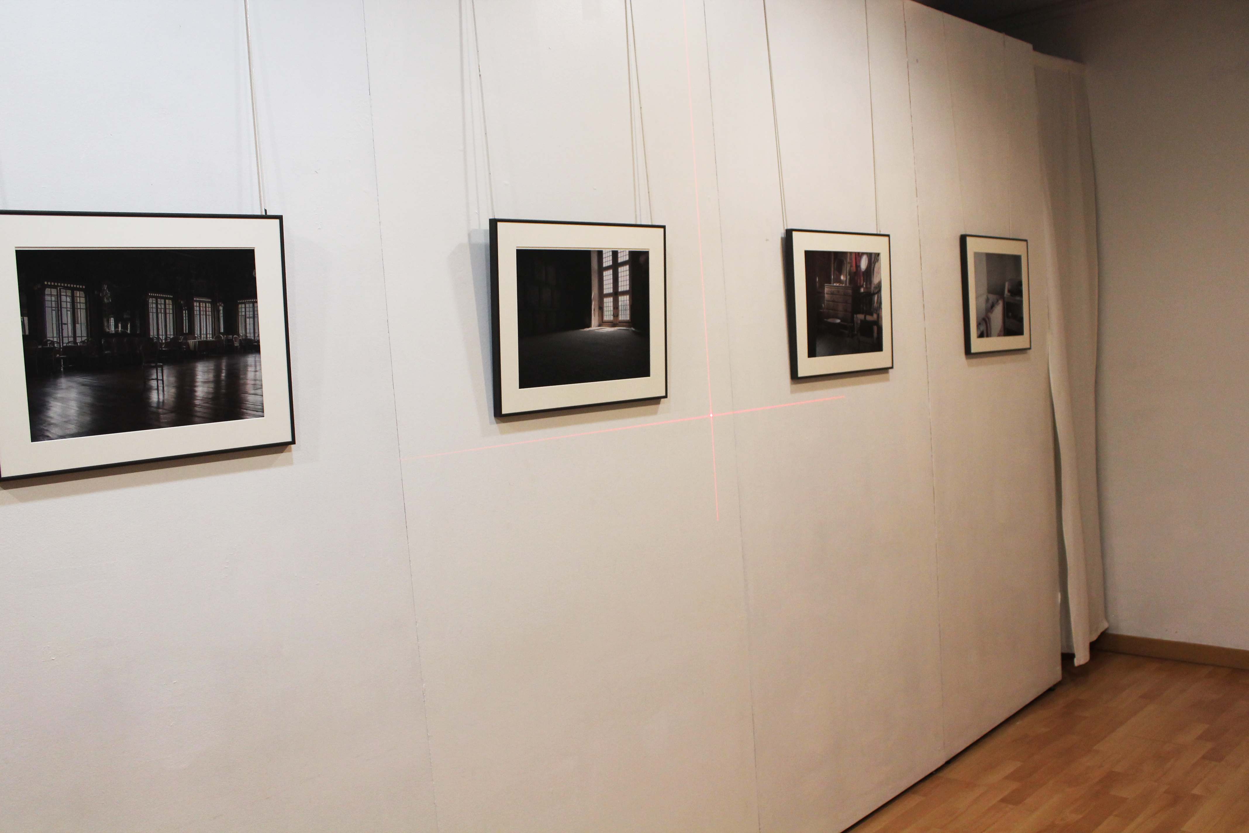 Serie de fotografías de la exposición The Upsiide Down