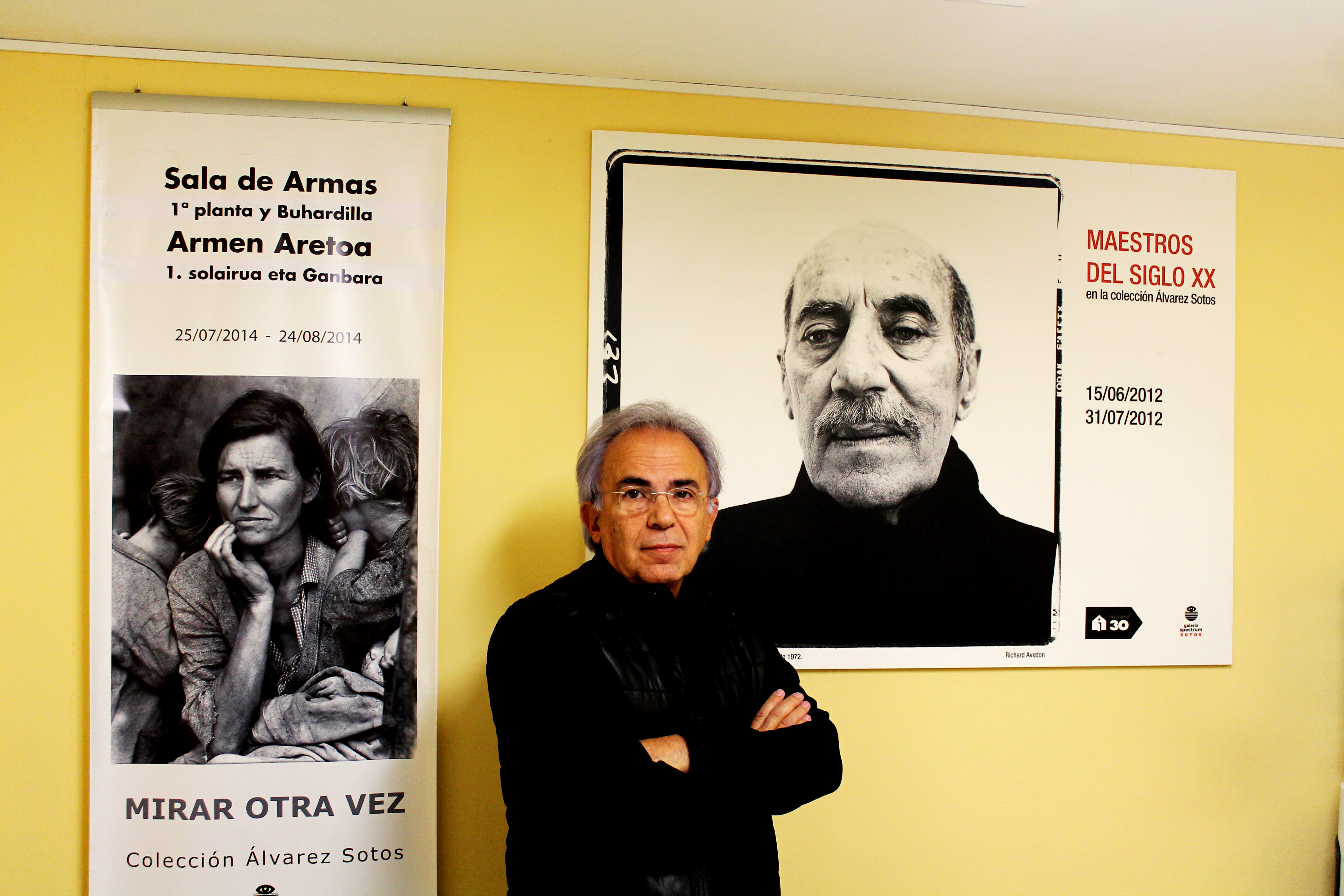Julio Álvarez de perfil en la Galería y Escuela Spectrum