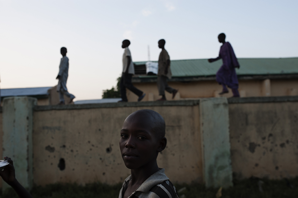 Niños desplazados por la violencia de Boko Haram vagan solos por las calles de Geidam. Nigeria 2016.