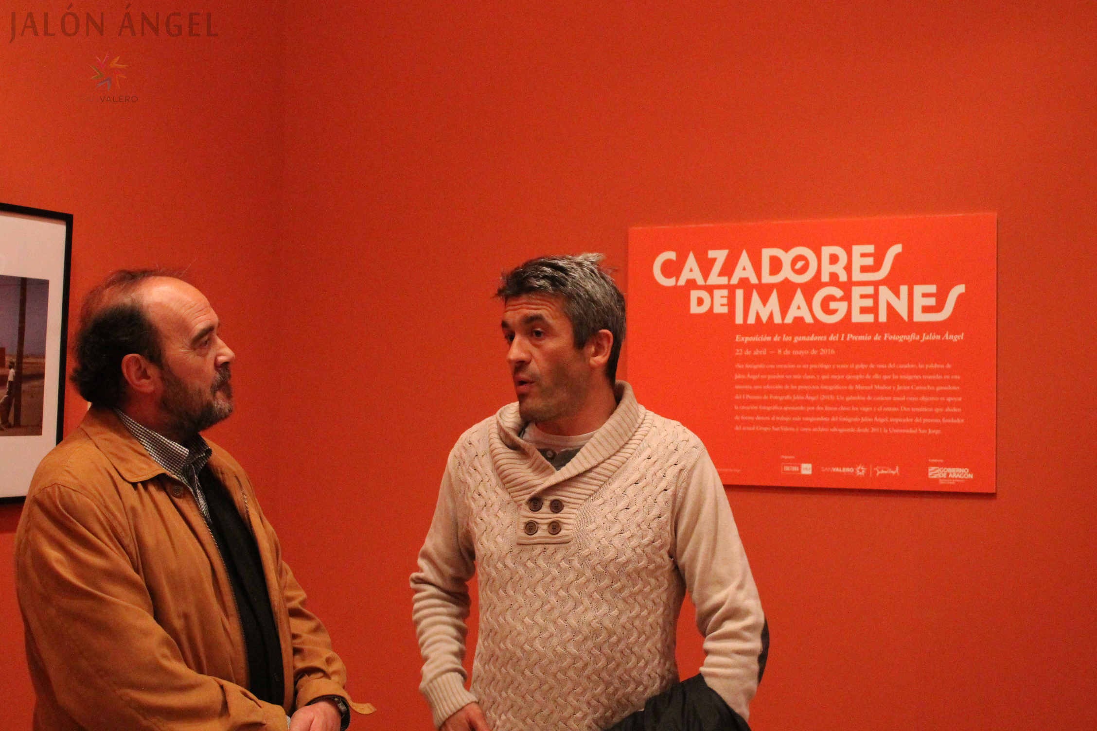 Los dos autores de la exposición “Cazadores de imágenes”: Manuel Muñoz y Javier Camacho.