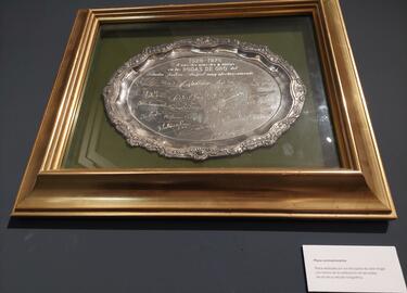 Placa conmemorativa por las bodas de oro del Estudio Jalón Ángel