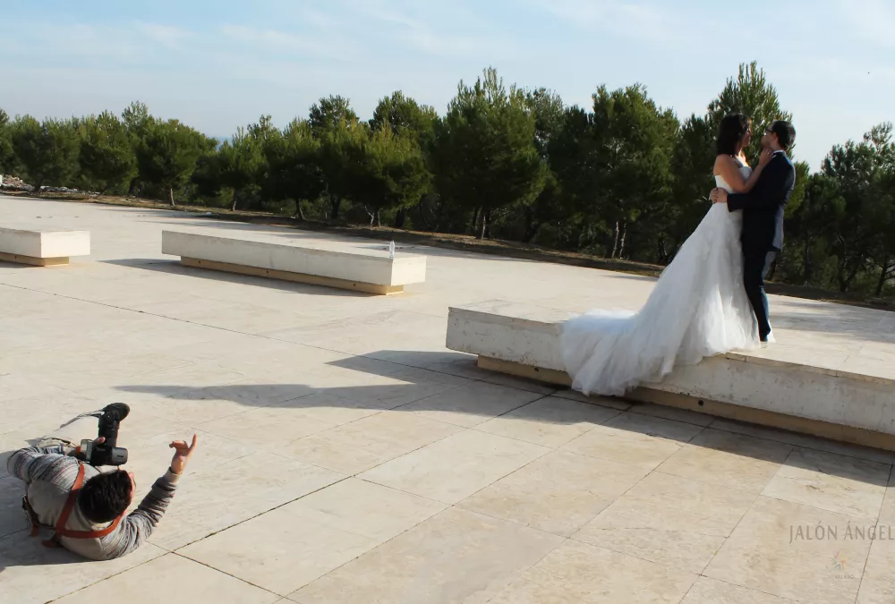 Carlos Santanatalia realizando una sesión fotográfica de Bodas